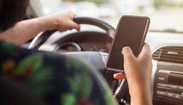 Distraction au volant : téléphone portable en conduidant