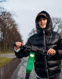 Pour une meilleure visibilité des cyclistes et des trottinettistes, le code de la route autorise désormais l’ajout d’éclairages supplémentaires