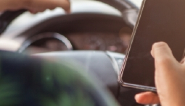 Distraction au volant : téléphone portable en conduidant